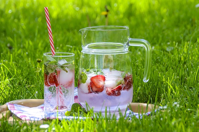 letní nápoj s jahodami