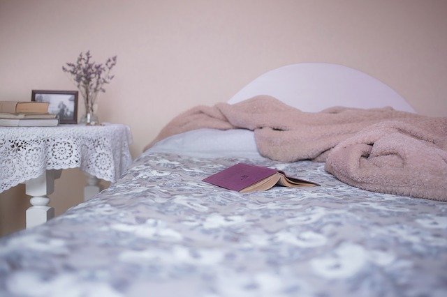 deka na posteli