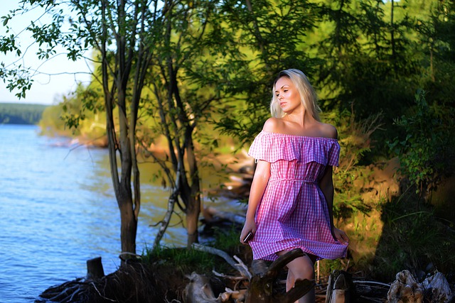 the-girl-at-the-river-4726659_640